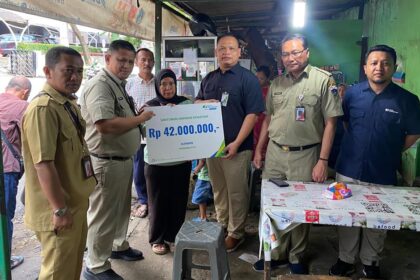 Penyerahan Santunan Jaminan Kematian oleh pihak BPJS Ketenagakerjaan Cabang Plaza BPJamsostek bersama Dinas Perindustrian Perdagangan Koperasi Usaha Kecil dan Menegah Kota Administrasi Jakarta Selatan kepada ahli waris. Foto: Ist