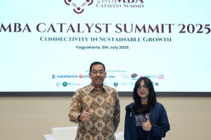 Wakil Direktur Utama Telkom Muhammad Awaluddin bersama Putu Gita Marsya Wijaya selaku Chapter Lead Digistar Club UGM dalam acara MBA Catalyst Summit 2025. Pada kesempatan ini, Wadirut Telkom meresmikan pembentukan Digistar Club Chapter UGM sebagai langkah nyata memperluas jejaring komunitas talenta digital di lingkungan kampus. Foto: Telkom Indonesia