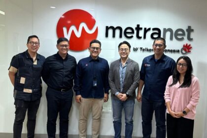 (kiri ke kanan) Principal Legal Counsel, SEA, Aryadharma Alim, Sr. Manager, Business Development, SEA Tizar Patria, Direktur Utama Metranet Didik Budi Santoso, Director, Business Development, Rest of Asia Netflix Allen Pan, Direktur Bisnis Metranet Faisal Yusuf, Manager Sales Enterprise Cazbox Petty Nugrahadi saat peresmian kerja sama strategis dengan Netflix, beberapa waktu yang lalu. Foto: Telkom Indonesia