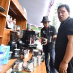 Dua sobat disabilitas (Tunanetra dan Tunarungu) sedang meracik kopi dan menyiapkan kemasan untuk diberikan kepada konsumen dalam acara Pasar Rakyat Peresmian Desa Energi Berdikari, Besakih, Bali, Jumat (11/7/2025). Foto: Dok Pertamina
