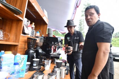 Dua sobat disabilitas (Tunanetra dan Tunarungu) sedang meracik kopi dan menyiapkan kemasan untuk diberikan kepada konsumen dalam acara Pasar Rakyat Peresmian Desa Energi Berdikari, Besakih, Bali, Jumat (11/7/2025). Foto: Dok Pertamina