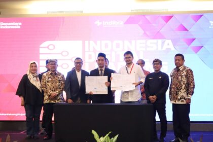 (kiri ke kanan) SM Regional SME Service Telkom Sonya Soraya, Bupati Cirebon Drs. H. Imron Rosyadi, M.Ag, GM Telkom Priangan Timur Nugroho Setio Budi, Perwakilan Kepala Sekolah program Indonesia Digital Learning, Manager Business Service Telkom, Kadisdik Prov. Jabar, Dr. H. Purwanto, S.Pd.,M.Pd, dan Kadisdik Kab. Cirebon, H Ronianto S.Pd., MM saat acara pelatihan Digital Deep Learning & Creative Teaching, beberapa waktu yang lalu. Foto: Telkom Indonesia