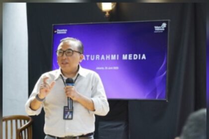 Vice President Corporate Communication PT Telkom, Andri Herawan Sasoko dalam kegiatan silaturahmi dengan awak media di Bale Nusa, Pakubuwono, Jaksel, Jumat (20/6/2025).