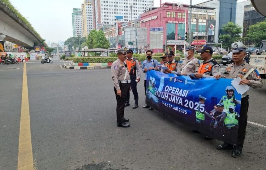Kegiatan sosialiasi pelaksanaan Operasi Patuh Jaya 2025 di Kawasan Matraman Jaktim. Foto: TMC Polda Metro Jaya