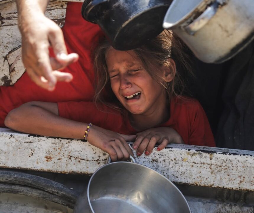 Anak-anak di Gaza berebut untuk mendapatkan makanan. Foto: X @Timesofgaza