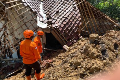 Petugas BNPB dan BPBD dikerahkan menangani bencana tanah longsor di Desa Sobo, Ngulung Wetan dan Ngulung Kulon, Kecamatan Munjungan, Kabupaten Trenggalek, Jawa Timur, Selasa (1/7/2025). Foto: Ist