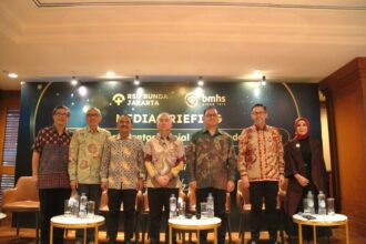 (Ki-ka) Prof dr Ponco Birowo, Dokter Spesialis Urologi Konsultan Urologi-Andrologi RSU Bunda Jakarta, dr Sigit Sholichin, Dokter Spesialis Urologi RSU Bunda Jakarta, Dr Agus Heru Darjono, Direktur Utama BMHS, Dr Maruhum Bonar Hasiholan Marbun, Dokter Spesialis Penyakit Dalam Subspesialis Ginjal dan Hipertensi RSU Bunda Jakarta, Ketua Indonesian Transplantation Society (Inats), dan Ketua Tim Transplantasi Ginjal Di RSU Bunda, Prof dr Agus Rizal Ardy Hariandy Hamid, Dokter Spesialis Urologi Konsultan Uro-onkologi RSU Bunda Jakarta, Dr Ivan Rizal Sini, Komisaris Utama BMHS, dan dr Vidhia Umami, Dokter Spesialis Penyakit Dalam dengan Subspesialis Ginjal dan Hipertensi RSU Bunda Jakarta, dalam diskusi media diselenggarakan PT Bundamedik Tbk (BMHS) di kawasan Menteng, Jakarta Pusat, Selasa (1/7/2025). Foto: Ist