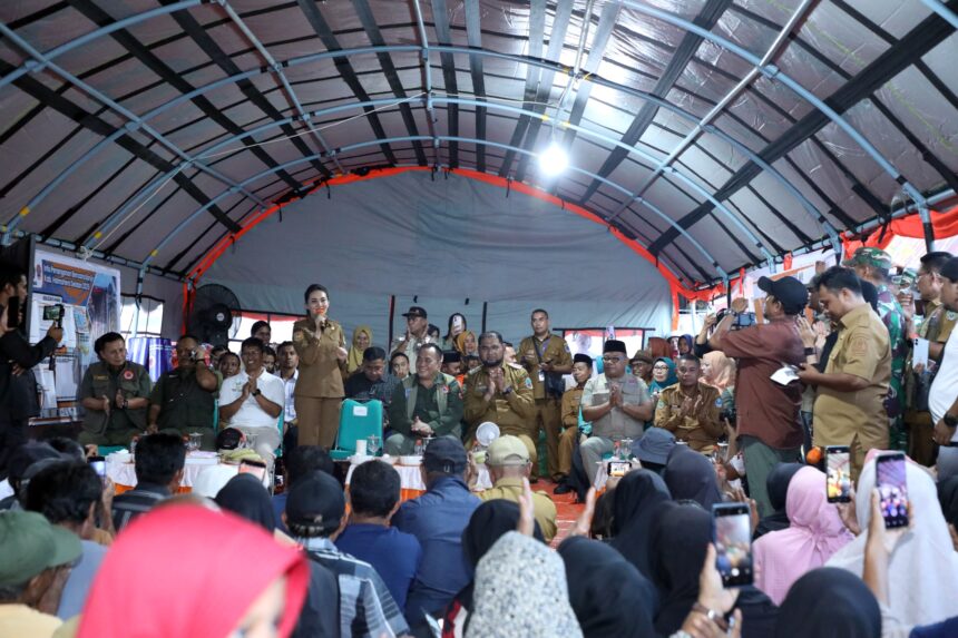 Deputi Bidang Rehabilitasi dan Rekonstruksi Jarwansyah bertolak ke Pulau Bacan di Kabupaten Halmahera Selatan (Halsel) meninjau penanganan bencana banjir di wilayah Bacan serta pos lapangan di Lapangan Merdeka, Labuha, Kota Bacan, Halmahera Selatan, Senin (30/6/2025). Foto: Ist
