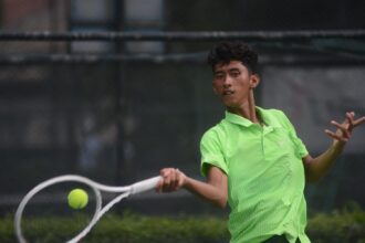 Petenis tuan rumah, Michal Ihsan Wicaksana (18) tampil perkasa pada laga pembuka tunggal putra turnamen junior internasional ITF J60 Pusaka Indonesia Jakarta, Selasa, 1 Juli 2025.