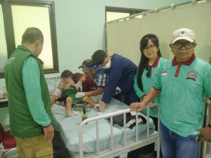 Sejumlah orang tua mendampingi anak-anaknya saat mengikuti kegiatan khitanan massal di Masjid Al-Hidayah di Jalan Bambu Asri, RW 09, Kelurahan Pondok Bambu, Kecamatan Duren Sawit, Jakarta Timur, Rabu (2/7/2025). Foto: Ist
