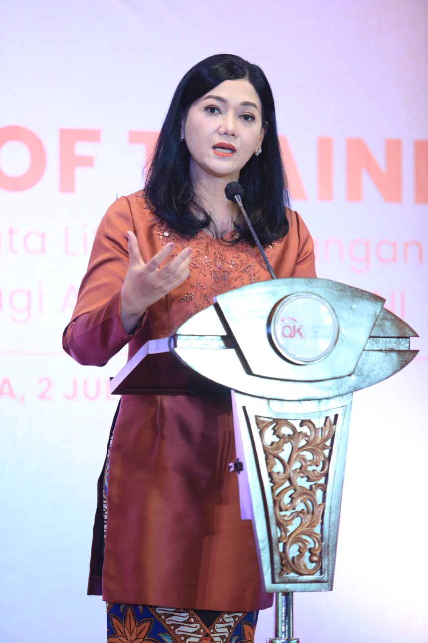 Kepala Eksekutif Pengawas Perilaku Pelaku Usaha Jasa Keuangan, Edukasi dan Pelindungan Konsumen OJK Friderica Widyasari Dewi dalam kesempatan itu menyampaikan bahwa keberadaan Ibu di rumah menjadi salah satu faktor penting yang dapat mengakselerasi tingkat literasi keuangan keluarga, serta memiliki kontribusi yang positif dalam mewujudkan masa depan yang lebih sejahtera.