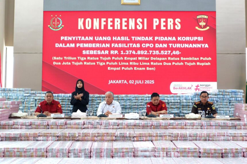 Jumpa pers terkait penanganan perkara korupsi CPO di Kejaksaan Agung, Jakarta, Rabu (2/7/2025). Foto: Yudha Krastawan