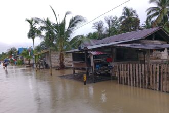 Tembok penahan tanah jebol dan air melimpas ke pemukiman warga di Buton Utara, Sulawesi Tenggara, Sabtu (28/6/2025). Foto: Ist