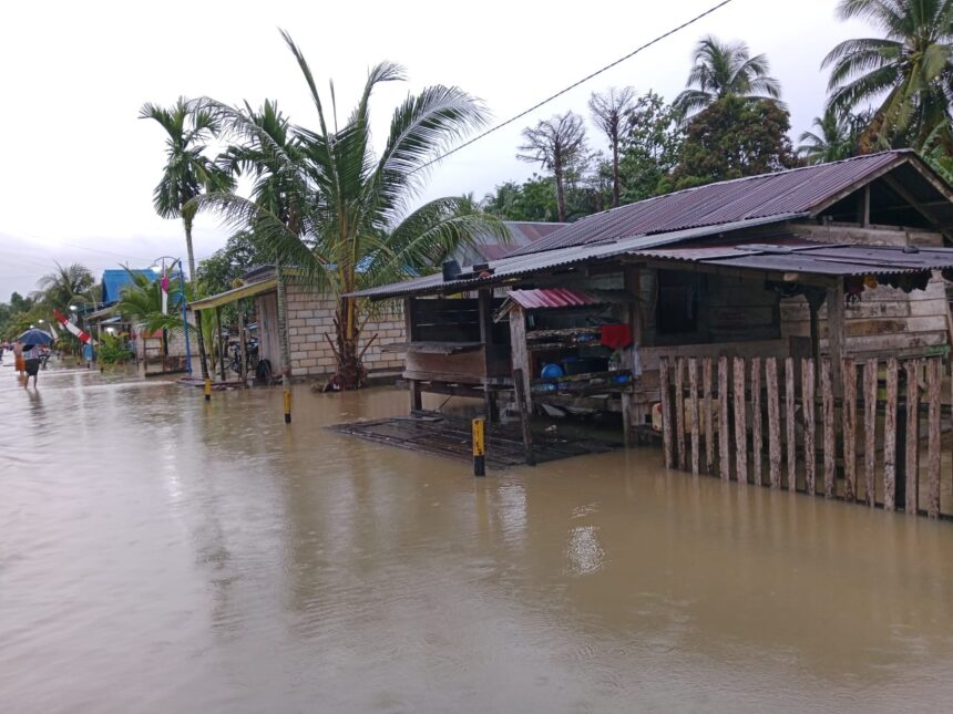 Tembok penahan tanah jebol dan air melimpas ke pemukiman warga di Buton Utara, Sulawesi Tenggara, Sabtu (28/6/2025). Foto: Ist