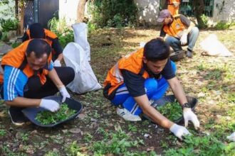 Sejumlah pelamar kerja para calon petugas Penanganan Prasarana dan Sarana Umum (PPSU) tahun 2025, tengah mengikuti tahapan seleksi praktik lapangan di halaman kantor Kelurahan Cikoko, Kecamatan Pancoran, Jakarta Selatan, Rabu (2/7/2025). Foto: Ist