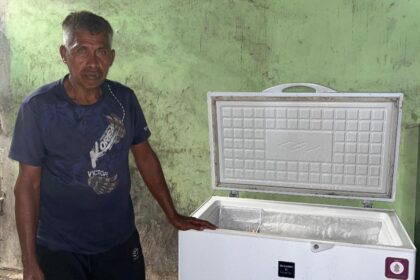 Alfret Salatang, salah satu warga Pulau Laotongan yang sehari-hari berprofesi sebagai nelayan bersyukur dengan hadirnya listrik hijau PLN melalui PLTS Laotongan. Dirinya menyampaikan, adanya listrik kini semakin memudahkan dirinya dalam beraktivitas dan meningkatkan pendapatan nelayan di wilayah Kepulauan Sangihe. Foto: Dok PLN