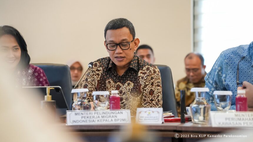 Menteri Pelindungan Pekerja Migran Indonesia (P2MI) Abdul Kadir Karding dalam rapat bersama Menteri Koordinator (Menko) Bidang Perekonomian Airlangga Hartarto di kantor Kemenko Perekonomian, Jakarta, Kamis (3/7/2025). Foto: Ist