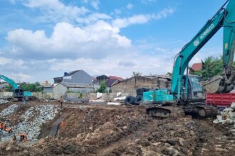 Pihak ketiga pemenang lelang e-katalog mulai melakukan pengerjaan revitalisasi Waduk Giri Kencana di Jalan Giri Kencana, RW 03 dan RW 06, Kelurahan Cilangkap, Cipayung, Jakarta Timur, Kamis (3/7/2025). Foto: Ist