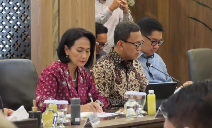 Wakil Menteri Pelindungan Pekerja Migran Indonesia (Wamen P2MI), Christina Aryani dalam rapat membahas Kredit Usaha Rakyat (KUR) khusus bagi pekerja migran Indonesia di kantor Kemenko Perekonomian, Kamis (3/7/2025). Foto: Ist