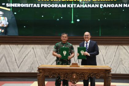Kepala Staf Angkatan Darat (Kasad) Jenderal TNI Maruli Simanjuntak dan Direktur Utama PT Agrinas Pangan Nusantara, Joao Angelo De Sousa Mota sepakat menandatangani Perjanjian Kerja Sama (PKS) tentang ketahanan pangan di Markas Besar Angkatan Darat (Mabesad), Jakarta, Jumat (4/7/2025). Foto: Dispenad