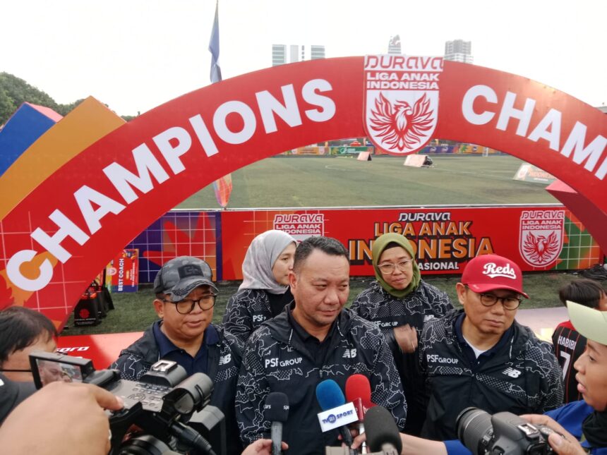 Direktur Inaspro Ferry Kono Usai Memberikan Hadiah Gelaran Final Seri Nasional Durava Liga Anak Indonesia By Inaspro 2025. Foto/ipol