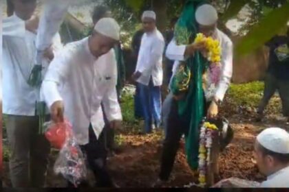 Pemakaman notatis warga Tirta Mas Residen Blok B, Taman Cimanggu, Kota Bogor, yang ditemukan meninggal dunia setelah menghilang selama 3 hari. Foto: Tangkap layar IG @bogordailynews