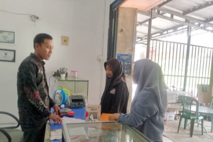 Aris Yuliyanto, pemilik “SDM Mart” menjadi contoh nyata bagaimana kemitraan sebagai AgenBRILink dapat mendorong pengembangan usaha dan membawa manfaat bagi komunitas sekitarnya. Foto: Dok BRI