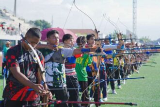 Fara atlet muda panahan unjuk akurasi membidik sasaran target untuk mengumpulkan skor terbaik di ajang MilkLife Archery Challenge Kejurnas Junior 2025 di Supersoccer Arena Kudus pada 28 Juni hingga 5 Juli 2025. Foto/megapro