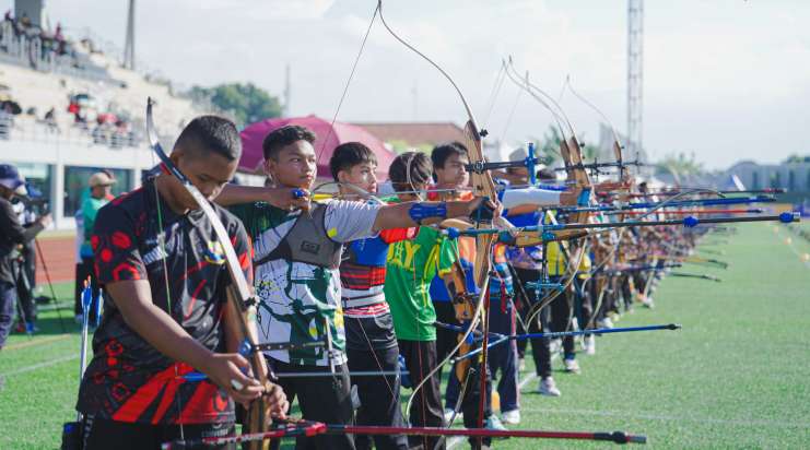 Fara atlet muda panahan unjuk akurasi membidik sasaran target untuk mengumpulkan skor terbaik di ajang MilkLife Archery Challenge Kejurnas Junior 2025 di Supersoccer Arena Kudus pada 28 Juni hingga 5 Juli 2025. Foto/megapro