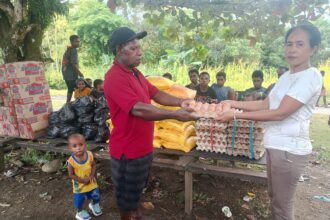 Dalam rangka Corporate Social Responsibility (CSR), PT Kristalin Ekalestari menyerahkan bantuan 506 paket sembako bulan Juli 2025 untuk 506 Kepala Keluarga (KK) warga di Desa Nifasi dan sekitarnya. Foto: Dok PT Kristalin Ekalestari