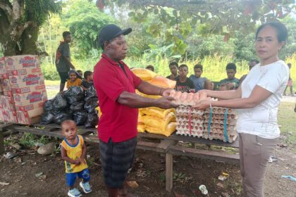 Dalam rangka Corporate Social Responsibility (CSR), PT Kristalin Ekalestari menyerahkan bantuan 506 paket sembako bulan Juli 2025 untuk 506 Kepala Keluarga (KK) warga di Desa Nifasi dan sekitarnya. Foto: Dok PT Kristalin Ekalestari