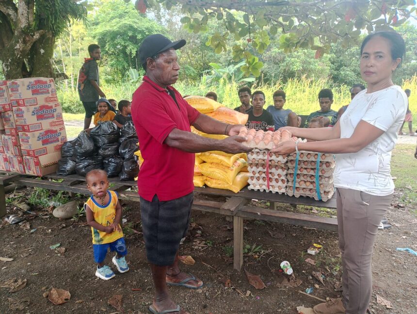 Dalam rangka Corporate Social Responsibility (CSR), PT Kristalin Ekalestari menyerahkan bantuan 506 paket sembako bulan Juli 2025 untuk 506 Kepala Keluarga (KK) warga di Desa Nifasi dan sekitarnya. Foto: Dok PT Kristalin Ekalestari