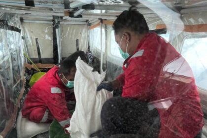 Sejumlah petugas yang akan melakukan modifikasi cuaca.(foto dok BPBD DKI)