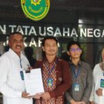 Salah satu pendamping desa dari NTT, Kandidatus Angge bersama sejumlah Tenaga Pendamping Profesional (TPP) didampingi kuasa hukum para penggugat, Saleh usai melayangkan gugatannya di Pengadilan Tata Usaha Negara (PTUN) Jakarta, Kamis (10/7/2025). Foto: Joesvicar Iqbal/ipol.id