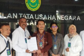 Salah satu pendamping desa dari NTT, Kandidatus Angge bersama sejumlah Tenaga Pendamping Profesional (TPP) didampingi kuasa hukum para penggugat, Saleh usai melayangkan gugatannya di Pengadilan Tata Usaha Negara (PTUN) Jakarta, Kamis (10/7/2025). Foto: Joesvicar Iqbal/ipol.id