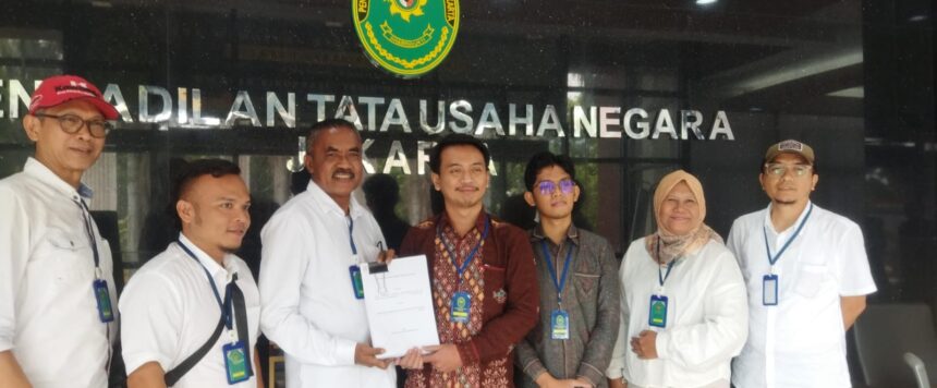 Salah satu pendamping desa dari NTT, Kandidatus Angge bersama sejumlah Tenaga Pendamping Profesional (TPP) didampingi kuasa hukum para penggugat, Saleh usai melayangkan gugatannya di Pengadilan Tata Usaha Negara (PTUN) Jakarta, Kamis (10/7/2025). Foto: Joesvicar Iqbal/ipol.id