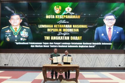 Penandatanganan Nota Kesepahaman (MoU) antara Kepala Staf Angkatan Darat (Kasad) Jenderal TNI Maruli Simanjuntak dengan Gubernur Lemhannas Ace Hasan Syadzily di Mabes AD, Jakarta Pusat, Jumat (11/7/2025). Foto: Dispenad