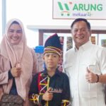 Di balik viralnya tarian “Aura Farming” yang mencuri perhatian publik, tersimpan kisah perjuangan Rani Ridawati, nasabah PNM Mekaar asal Riau yang dengan penuh keteguhan mendampingi anaknya, Rayyan Arkan Dikha, seorang penari pacu jalur sejak usia sembilan tahun. Foto: Dok PNM