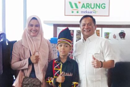 Di balik viralnya tarian “Aura Farming” yang mencuri perhatian publik, tersimpan kisah perjuangan Rani Ridawati, nasabah PNM Mekaar asal Riau yang dengan penuh keteguhan mendampingi anaknya, Rayyan Arkan Dikha, seorang penari pacu jalur sejak usia sembilan tahun. Foto: Dok PNM