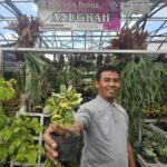 Tono (54), warga Kota Batu sudah terlanjur jatuh cinta pada tanaman bunga hias dan taman. Foto: Dok BRI