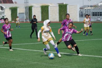 Pertandingan final HYDROPLUS Piala Pertiwi U14 & U16 2025 All Stars yang mempertemukan All Stars Bandung (jersey kuning-emas) dan All Stars Tangerang (jersey ungu-hitam) di Supersoccer Arena, Kudus, Jawa Tengah, Minggu (13/7). Foto- Megapro