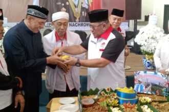 Ketua Mahkamah Partai Demokrat, Nachrowi Ramli saat memotong tumpeng.(foto Sofian/ipol.id)