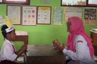 Momen SDN 1 Kendalrejo, Kecamatan Durenan, Kabupaten Trenggalek, Jawa Timur hanya menerima 1 siswa baru pada tahun ajaran baru 2025 namun tetap gelar MPLS. Foto: Tangkap layar IG @medsoszone