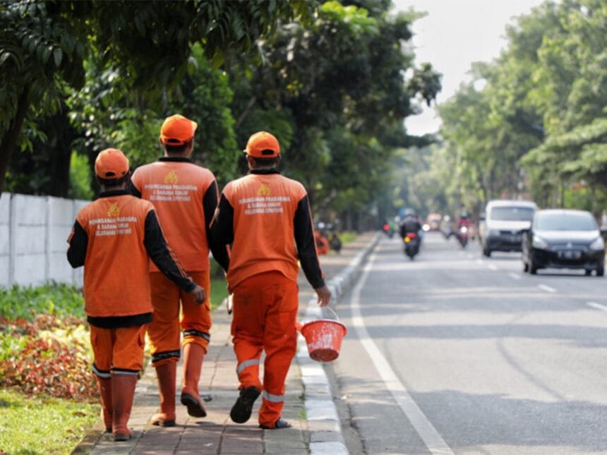 Petugas PPSU sedang melakukan aktivitas di Jakarta.(foto istimewa)