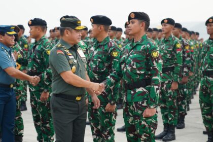 Kepala Staf Angkatan Darat (Kasad) Jenderal TNI Maruli Simanjuntak saat menyambut kepulangan Kontingen Indonesia Patriot II di tanah air, bertempat di Base Ops Lanud Halim Perdanakusuma, Jakarta, Jumat (18/7/2025). Foto: Dispenad