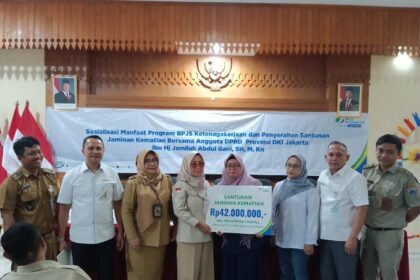 Anggota DPRD Provinsi DKI Jakarta dari Fraksi Gerindra, Jamilah Abdul Gani saat menyerahkan santunan Jaminan Kematian (JKM) secara simbolis kepada ahli waris dua pengurus RT dan RW di Kecamatan Palmerah, Jakarta Barat. Foto: Dok BPJS Ketenagakerjaan