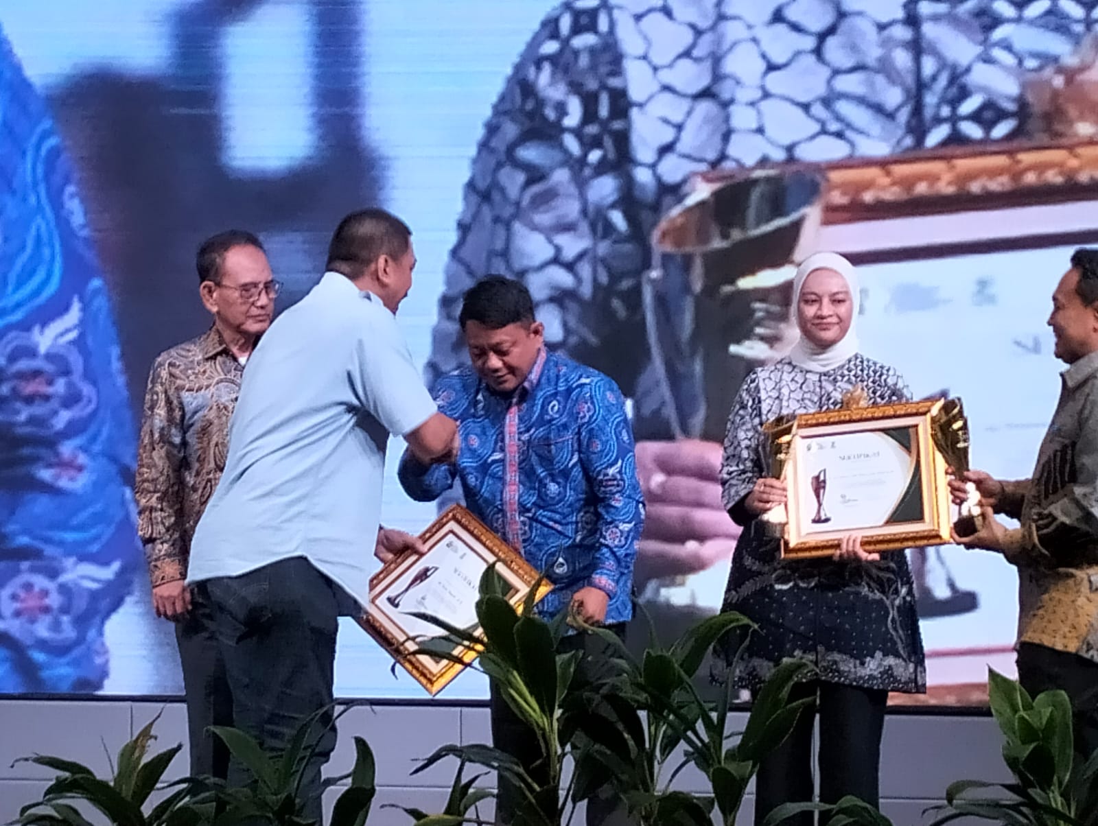 Dirut Tirta Patriot Raih Penghargaan Pemimpin Visioner 2025, Bukti Transformasi Air Bersih di Kota Bekasi 2 Direktur Utama Perumda Tirta Patriot Kota Bekasi, Ali Imam Faryadi, dinobatkan sebagai Pemimpin Visioner 2025 dalam sub bidang Air Bersih oleh Forum Pimred Multimedia Indonesia.
