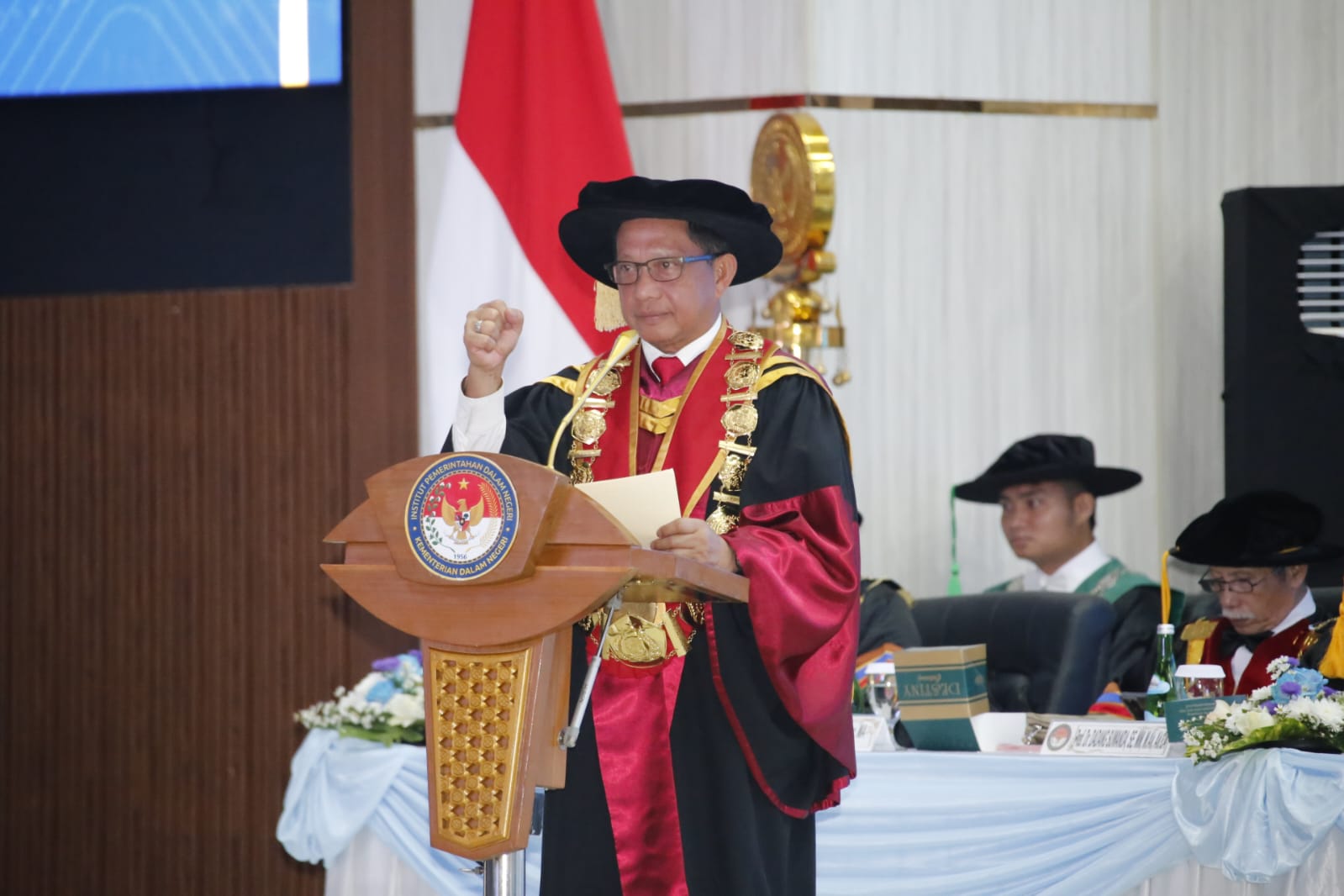 Wisuda 1.305 Mahasiswa IPDN, Mendagri: Bakal Perkuat Sistem Administrasi Pemerintahan Indonesia 2 Menteri Dalam Negeri (Mendagri) Muhammad Tito Karnavian mewisuda 1.305 mahasiswa Institut Pemerintahan Dalam Negeri (IPDN).