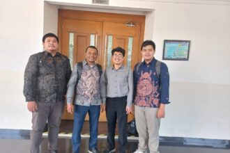 Tim Kuasa Hukum LABH Bulan Bintang, Asriyadi Tanama dan Okta Heriawan bersama Klien di Pengadilan Negeri Jakarta Pusat, Rabu (23/7/2025). Foto: Ist