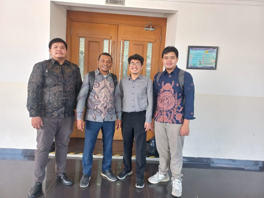Tim Kuasa Hukum LABH Bulan Bintang, Asriyadi Tanama dan Okta Heriawan bersama Klien di Pengadilan Negeri Jakarta Pusat, Rabu (23/7/2025). Foto: Ist